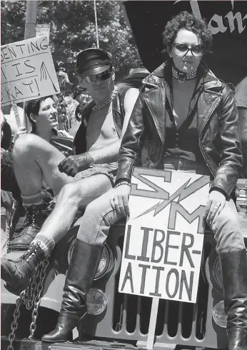  ?? Terry Schmitt / The Chronicle 1978 ?? People ride on the lead float at the Gay Freedom Day Parade in S.F. in 1978.