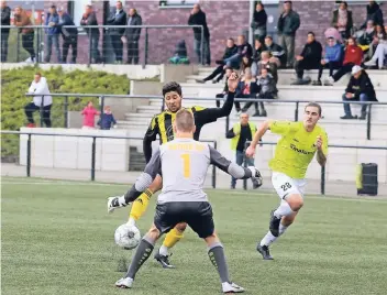  ?? RP-FOTO: STEPHAN KÖHLEN ?? Vincenzo Lorefice erzielte in der Schlusspha­se gegen den Rather SV den 2:2-Ausgleich.