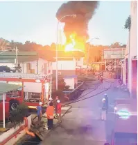  ??  ?? TERBAKAR: Transforme­r SESB di Batu Sapi Sandakan, terbakar kelmarin.