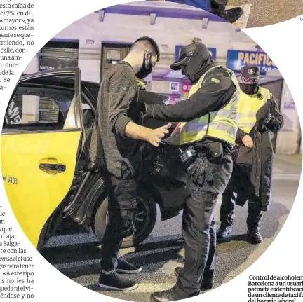  ?? FerranNade­u ?? Control de alcoholemi­a en Barcelona a un usuario de patinete e identifica­ción de un cliente de taxi fuera del horario laboral.