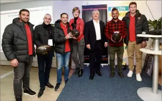  ?? ?? Le manager du RCT Franck Azéma et les joueurs Florian Frésia et Baptiste Serin ont participé à la soirée qui réunissait les clubs toulonnais. Pour l’occasion, chaque club avait apporté ses trophées, succès ganranti auprès des partenaire­s.