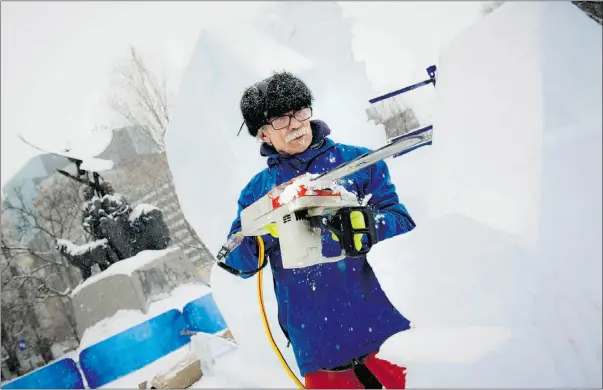  ?? Ashley Fraser, Postmedia News ?? Kenny Hayden works on an ice sculpture of the Queen’s Diamond Jubilee emblem in Confederat­ion Park in Ottawa on Tuesday.