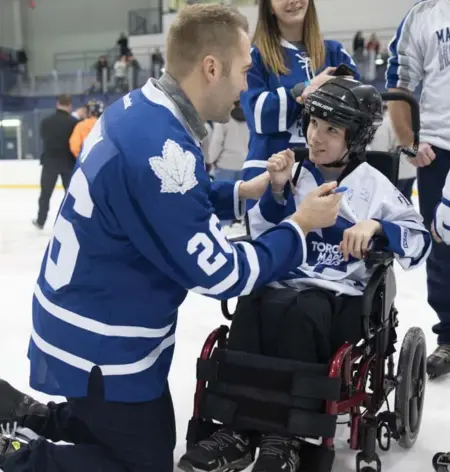  ?? J.P. MOCZULSKI FOR THE TORONTO STAR ?? The Leafs’ Daniel Winnik makes an eager young fan’s day at the team’s annual Easter Seals skate on Saturday in Etobicoke.