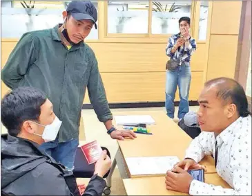  ?? CAMBODIAN EMBASSY IN SEOUL ?? Cambodian migrant workers and students renew their passports last May.