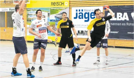  ?? ARCHIV-FOTO: KARL-HEINZ BODON ?? Der in Meßkirch aufgewachs­ene Fabian Hillenbran­d, hier noch als Spieler des TSV Bad Saulgau (rechts) wird in der kommenden Saison Trainer des TSV Bad Saulgau.