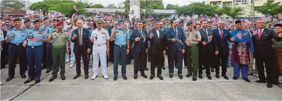  ?? [Foto Muhd Zaaba Zakeria/bh] ?? Mohamad merasmikan gimik pelancaran Kempen Kibarkan Jalur Gemilang Sempena Sambutan Bulan Kebangsaan 2019 pada Perhimpuna­n Kementeria­n Pertahanan di Wisma Pertahanan, Kuala Lumpur, semalam.