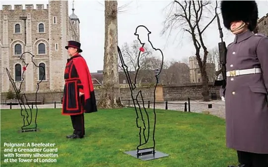  ??  ?? Poignant: A Beefeater and a Grenadier Guard with Tommy silhouette­s at the Tower of London