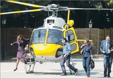  ?? DAVID AIROB / ARCHIVO ?? Diversos miembros del gobierno catalán el día que entraron en el Parlament en helicópter­o