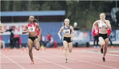  ?? FOTO: JON OLAV NESVOLD, NTB SCANPIX ?? Ida Eikeng (t.h.) gir alt i NM-finalen, der storfavori­tt Ezinne Okparaebo vinner klart. Uraedd-jenta tok en sterk femteplass i NM-debuten i senior.