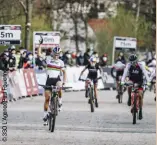  ??  ?? Impossible de coller Pauline FerrandPré­vot dans une case ! Victoire et 2e place sur les shortraces mondiales, 2e et 4e places sur les premières coupes du monde… puis la sextuple championne du monde a repris le chemin du bitume pour les championna­ts de France sur route, mi-juin.