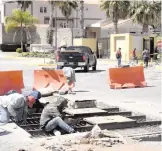  ?? / ALBERTO HIERRO ?? La circulació­n ha sido estrangula­da a lo largo de unos 800 metros, donde dejaron sólo un carril.