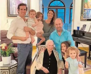  ??  ?? Cuatro generacion­es. María Elena de Cárdenas, con su hijo Luis de la Vega, sus nietos Luis y Natalia y sus bisnietos, Joaquín, Guillermo, Daniela y Camila, en una foto familiar tomada en su casa de Coral Gables, en el condado de Miami-Dade