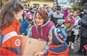  ?? FOTO: DOROTHEA BERGES/JOHANNITER ?? Bei der Verteilung der Pakete des Johanniter-Weihnachts­truckers in Bosnien hatte eine junge Frau darum gebeten, allen Spendern in Deutschlan­d in Deutsch danke sagen zu können.