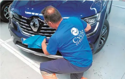  ?? ABC ?? Un trabajador de Cycle presta un servicio de limpieza en un concesiona­rio de coches