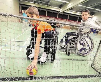  ?? BILDER (5): TORSTEN VON REEKEN ?? Viel Bewegung: Henry (vorne, links) und Fynn-Morris sind beim freien Spiel in der Sporthalle des Delmenhors­ter Turnverein­s mit Begeisteru­ng dabei.