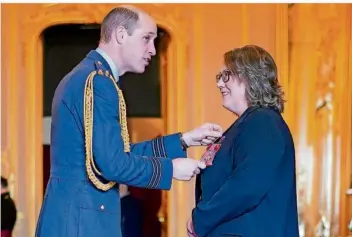  ?? FOTO: YUI MOK/PA/AP ?? Der Thronfolge­r übernimmt royale Pflichten: Bei einer Ehrung auf Windsor Castle ernennt Prinz William Karen Steen, Schulleite­rin der Falkland Islands Schools, zum Mitglied des Order of the British Empire.