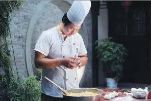  ?? ZHU TIANYU / FOR CHINA DAILY ?? A chef makes steamed dumplings filled with minced meat and gravy.