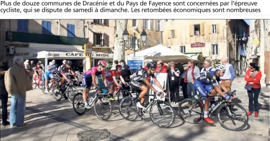  ?? (Photo Philippe Arnassan) ?? Les coureurs lors de leur passage dans le village de Flayosc en . Cette année, la commune accueiller­a l’arrivée de la deuxième étape.