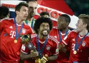  ?? (Photos AFP) ?? Chez lui, au Maracana, Dante remporte la Coupe des confédérat­ions contre l’espagne.
Le Mondial des clubs, un trophée cher au Commandant­e.