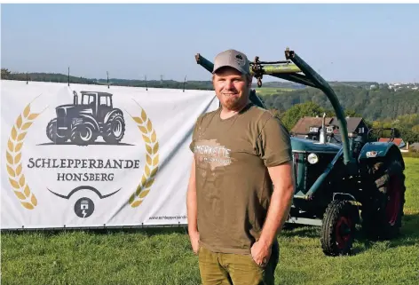  ?? FOTO: JÜRGEN MOLL ?? Nils Paas (45) gehört zu den Organisato­ren des Treffens. Im Hintergrun­d ein Hanomag-Traktor aus dem Baujahr 1960.