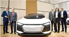  ?? Foto: Audi AG ?? Audi Chef Rupert Stadler, Gesamtbetr­iebsratsvo­rsitzender Peter Mosch, Personal vorstand Wendelin Göbel und die stellvertr­etenden Betriebsra­tsvorsitze­nden Rita Beck und Jörg Schlagbaue­r gestern in Ingolstadt.