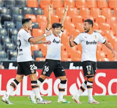  ??  ?? Kang-in Lee celebra el gol del triunfo ante el Valladolid junto a Maxi Gómez y Coquelin.