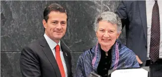  ??  ?? El presidente Enrique Peña Nieto con la escritora y poeta Angelina Muñiz- Huberman.