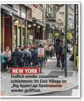  ??  ?? Endlich wieder zusammen schlemmen: Im East Village im „Big Apple“ist Gastronomi­e wieder geöffnet.