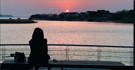  ?? PHOTOS PROVIDED TO CHINA DAILY ?? A bed-and breakfast in Suzhou, Jiangsu province, provides a view of Taihu Lake at dusk.