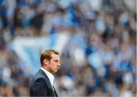  ?? Foto: Witters ?? Es läuft (noch) nicht gut für ihn auf Schalke: Ex-FCA-Trainer Markus Weinzierl.