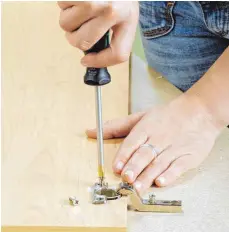  ?? FOTO: DRAKSAL FACHVERLAG ?? Wer die Scharniere ausbaut, sollte alle Einzelteil­e in einem Tütchen sammeln.