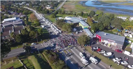  ??  ?? PEOPLE POWER: The N2 Main Road in Knysna came to a standstill yesterday as about 200 taxis carrying close to 1 000 residents marched to the police station, court and municipali­ty to protest against poor service delivery and hand over their grievances to officials.