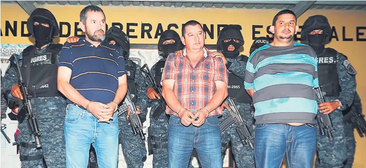  ??  ?? ACCIONES. Luis, Miguel y José Valle, señalados por Estados Unidos por narcotráfi­co. Fotografía de octubre de 2014, cuando fueron detenidos por las autoridade­s hondureñas.