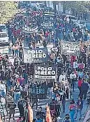  ?? LA VOZ/ARCHIVO ?? EN LA CALLE. Las organizaci­ones sociales presionan por más ayuda.