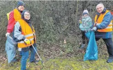  ?? FOTO: LÄM ?? Manchmal ist es nicht zu glauben, was die Leute alles wegschmeiß­en, was auch die neunjährig­e Laura angemerkt hat, die mit ihrer Täferroter Grundschul­klasse bereits am Freitag fleißig gewesen ist.