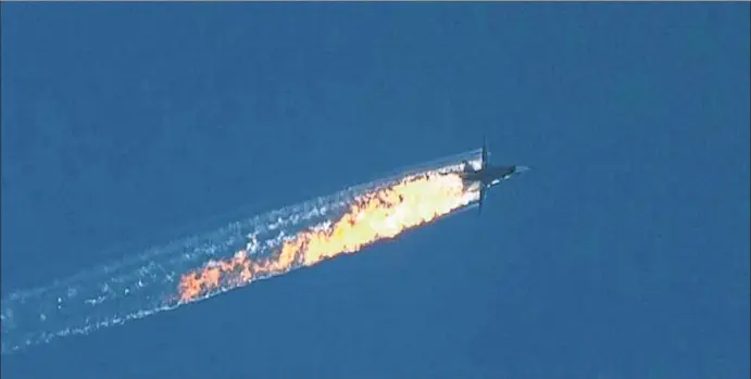  ?? HABERTURK TV CHANNEL / EFE ?? Imagen tomada de un vídeo en el que se observa el cazabombar­dero ruso, un Su-24, caer en llamas tras ser alcanzado por un misil turco