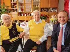  ?? Foto: Ingeborg Anderson ?? Ein seltenes Ehejubiläu­m, die Eiserne Hochzeit, konnten Anna und Helmut Franke fei ern. Zweiter Bürgermeis­ter Klaus Förster ließ es sich nicht nehmen, dem Jubelpaar im Namen der Stadt zu gratuliere­n.