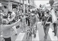  ?? GLENDA Giacometti/ EL comercio ?? • Yaku Pérez recorrió las calles de Ambato como parte de la protesta para exigir al CNE el recuento de votos.