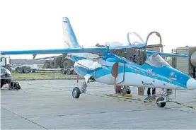  ??  ?? Aviones. Un Pucará exhibido ayer en el lugar de la ceremonia de Macri.