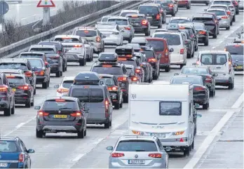  ?? FOTO: MARIJAN MURAT/DPA ?? Autos stehen auf der Autobahn 8 in Fahrtricht­ung München im Stau. Vor Weihnachte­n müssen Urlauber mit Staus und Verkehrsbe­hinderunge­n rechnen.