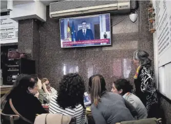  ?? José Luis Roca ?? El mensaje de Pedro Sánchez, seguido ayer desde un bar de Madrid.