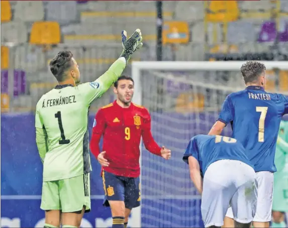  ??  ?? El colegiado alemán Hars Osmers le enseña la tarjeta roja a Mingueza, tras haber expulsado a Scamacca y antes de expulsar a Rovella, mientras varios jugadores