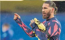  ?? FOTO: ADAM DAVY/DPA ?? Nicht bei der EM dabei, trotzdem im Mittelpunk­t: Sergio Ramos sorgt mit seinem Abschied von Real Madrid für Schlagzeil­en.