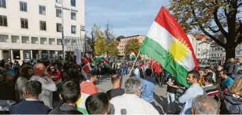  ?? Foto: Michael Hochgemuth ?? Am Samstag kamen hunderte Demonstran­ten zur Kundgebung „Frieden für Rojava“auf den Königsplat­z. Lautstark protestier­ten sie gegen den türkischen Angriff auf die kurdischen Gebiete in Nordsyrien.
