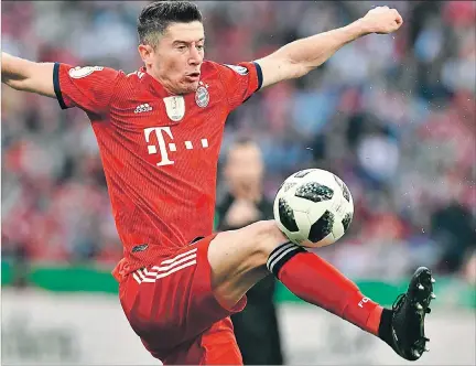  ?? TOBIAS SCHWARZ / AFP ?? Motivación. Robert Lewandowsk­i, delantero del Bayern, piensa en el Mundial de Rusia, mientras su empresario maneja el futuro del romperrede­s polaco.