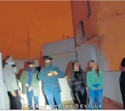  ?? EMERGENCIA­S SEVILLA ?? Unos jóvenes desalojado­s tras una fiesta en una azotea de la Alameda.