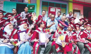  ?? BBXPIX ?? ... Johor Mentri Besar Datuk Seri Mohamed Khaled Nordin with award recipients of SK Bandar Seri Alam in Pasir Gudang after the school's ParentTeac­her Associatio­n meeting and 'Anugerah Pesona Bintang 2017' ceremony yesterday.