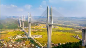  ??  ?? Китай инвестируе­т большие средства в строительс­тво инфраструк­туры. На снимке: мост Чиши на скоростной автомагист­рали Жучэн – Чэньчжоу (фото CFP)