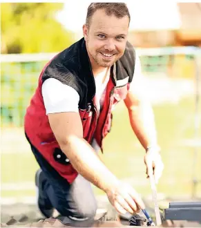  ?? FOTO: BÜRGEL ?? Übernahm Verantwort­ung und stand zum richtigen Zeitpunkt bereit: Miro Graf von der Dachdecker­ei Bürgel in Hackenbroi­ch.