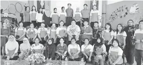  ??  ?? TERIMA KASIH: Wakil-wakil sekolah rendah dan menengah yang menerima sumbangan anak pokok merakamkan gambar kenangan bersama tetamu jemputan.